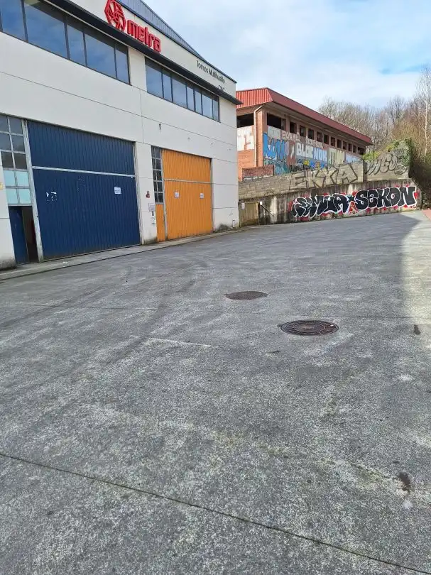 Parkplatz von Fabrikhallen zum Verkauf in Iurreta