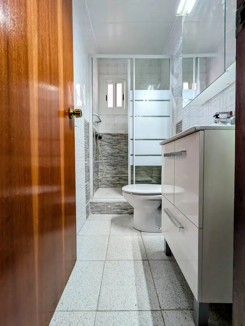 Bathroom of Flat for sale in Cornellà de Llobregat  with Furnished and Alarm