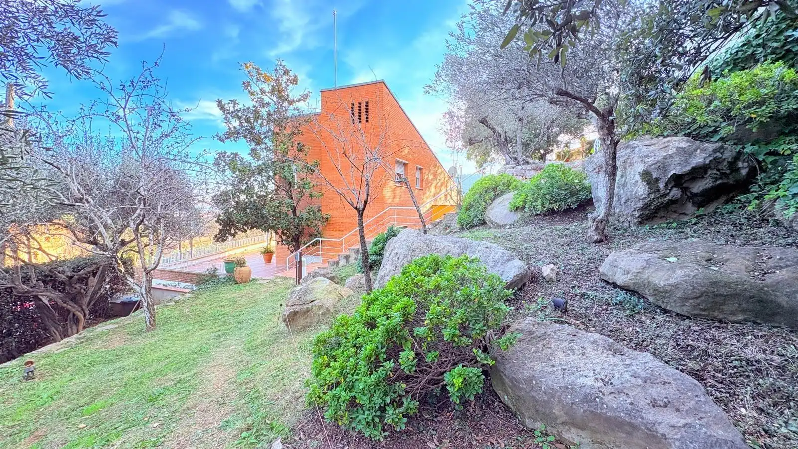 Vista exterior de Casa o xalet en venda en Castellar del Vallès amb Calefacció, Jardí privat i Terrassa