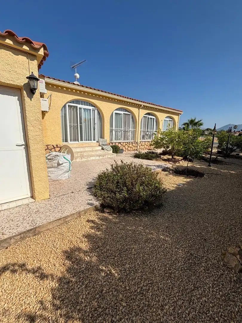 Vista exterior de Casa o chalet en venta en La Nucia con Jardín privado y Piscina comunitaria
