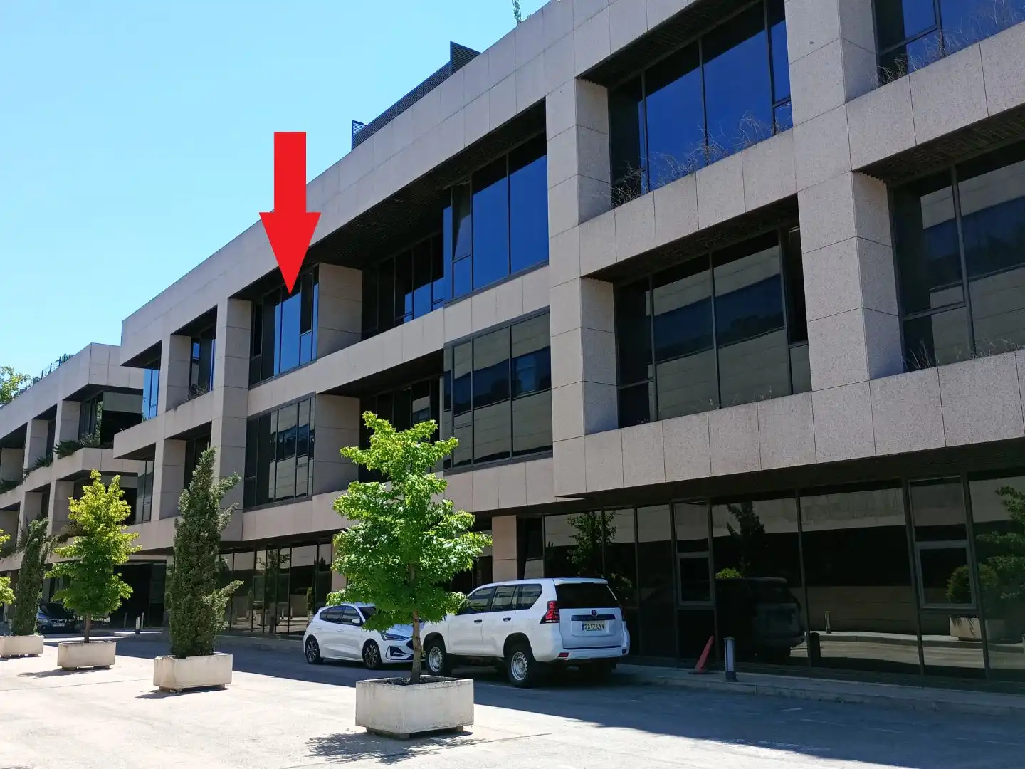 Vista exterior de Oficina en venda en San Sebastián de los Reyes amb Terrassa