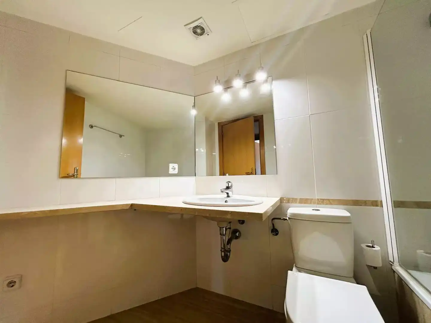Badezimmer von Wohnung zur Miete in Girona mit Klimaanlage, Heizung und Parkett