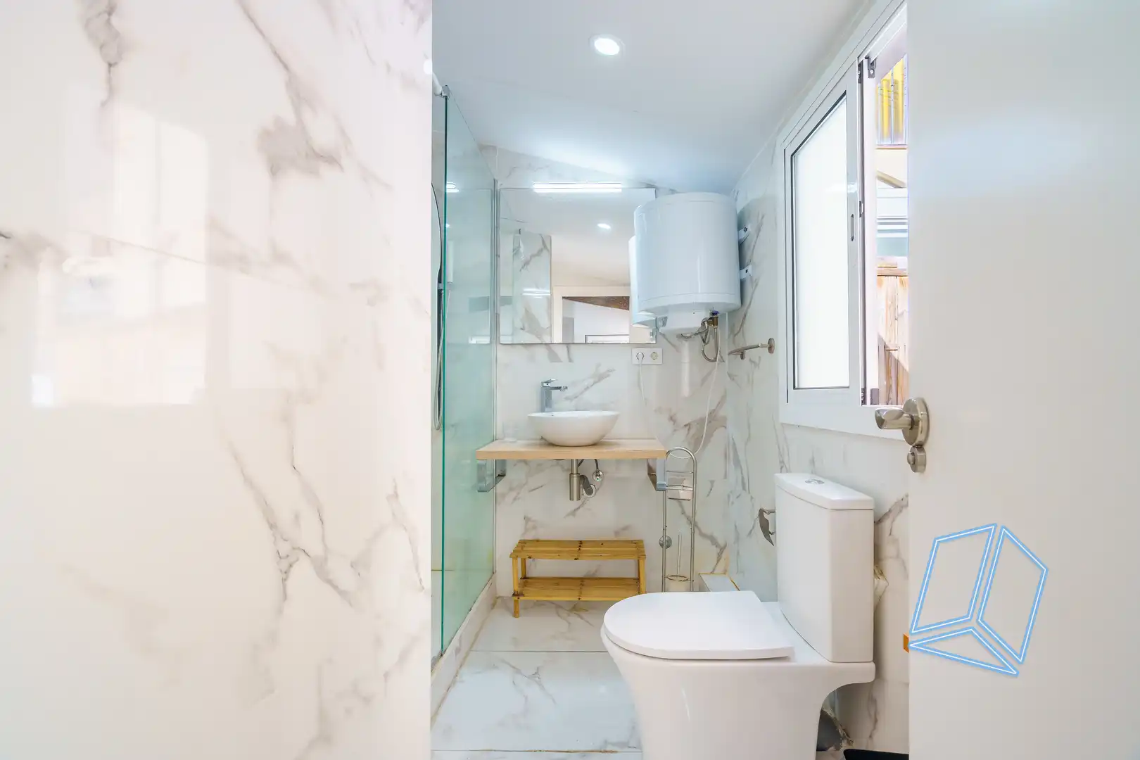 Badezimmer von Erdgeschoss zum Verkauf in Barcelona mit Terrasse