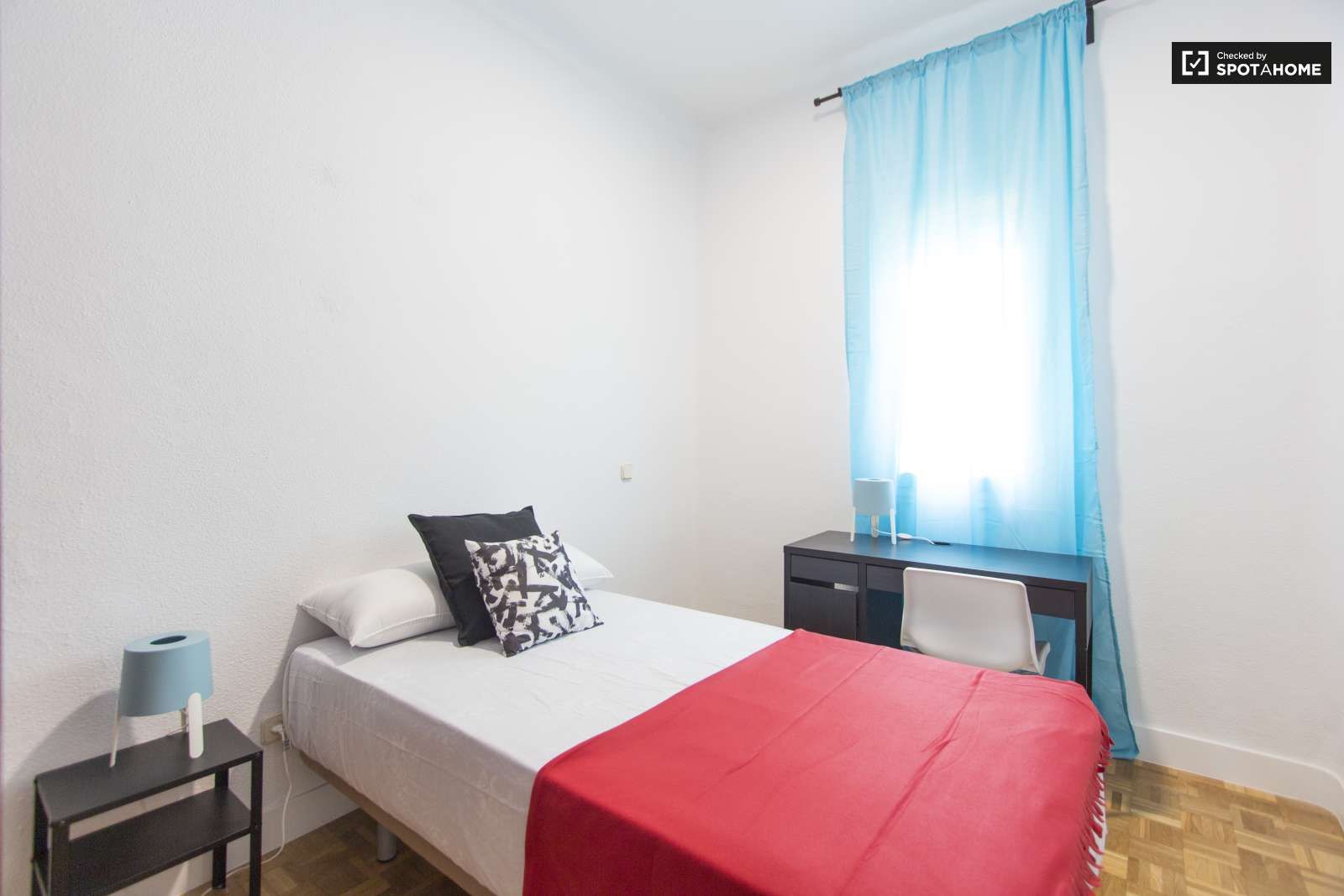 Bedroom of Flat to share in  Madrid Capital  with Air Conditioner and Terrace