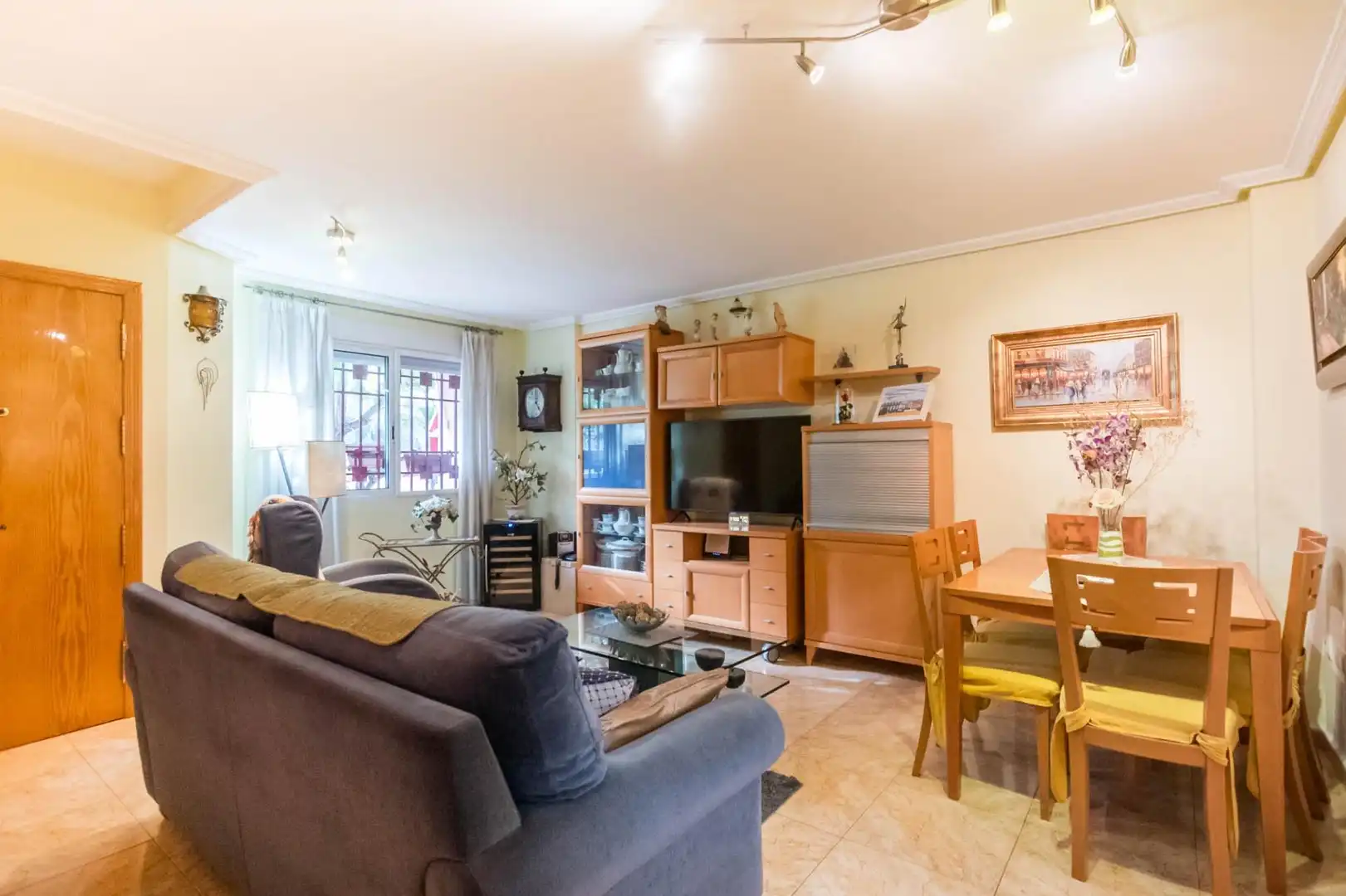 Wohnzimmer von Einfamilien-Reihenhaus zum Verkauf in Murcia mit Klimaanlage, Privatgarten und Terrasse
