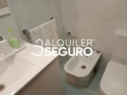Baño de Piso de alquiler en Culleredo con Calefacción, Terraza y Trastero