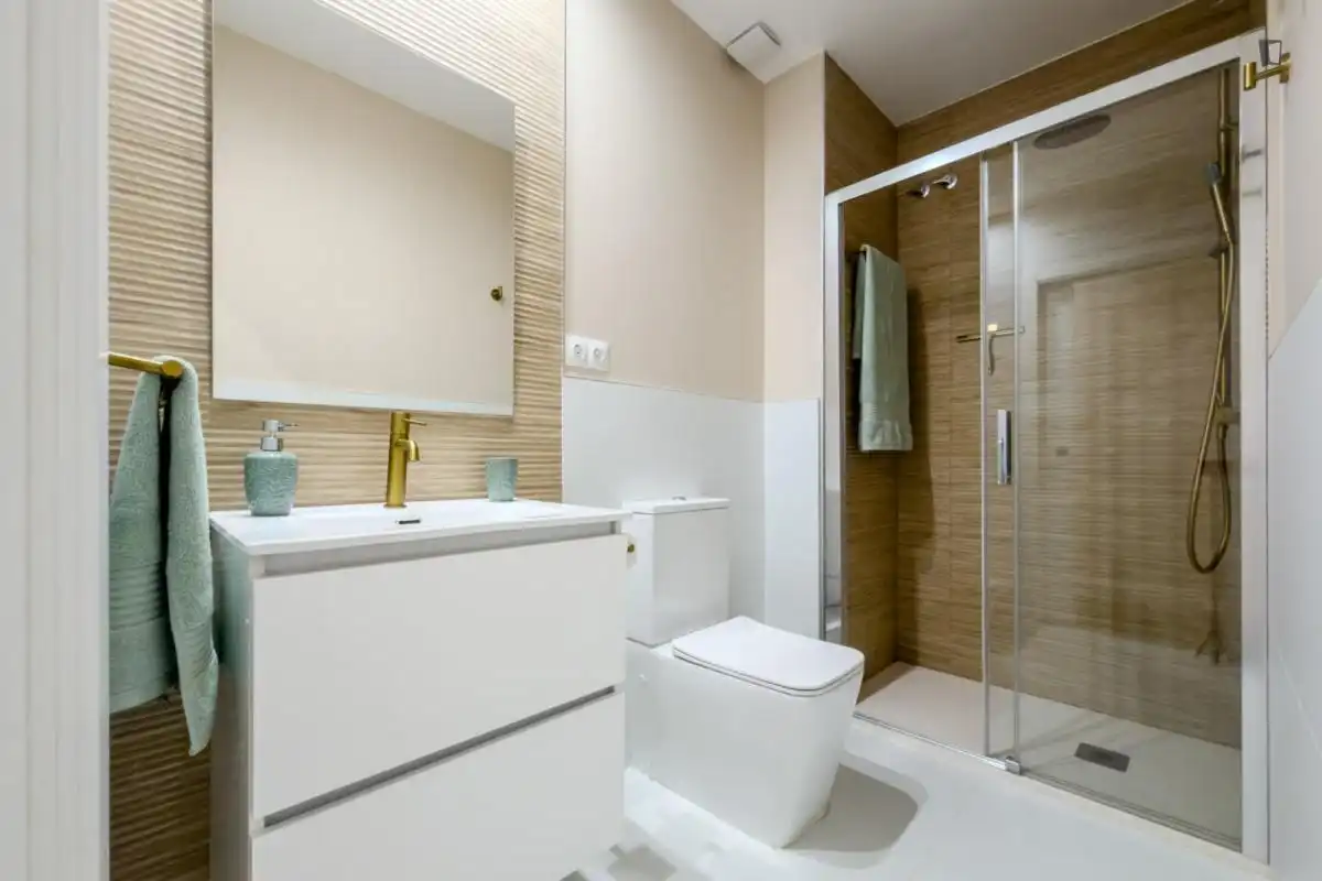 Bany de Apartament de lloguer en Barcelona amb Aire condicionat, Calefacció i Moblat