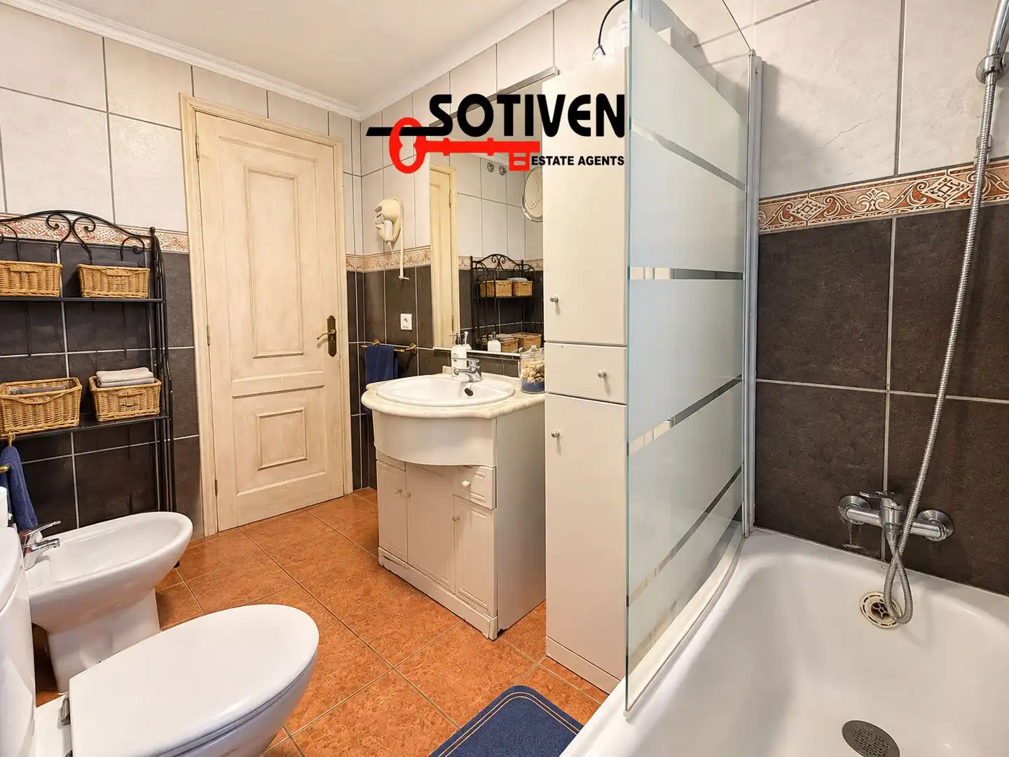 Badezimmer von Wohnungen zum Verkauf in Adeje mit Heizung und Balkon