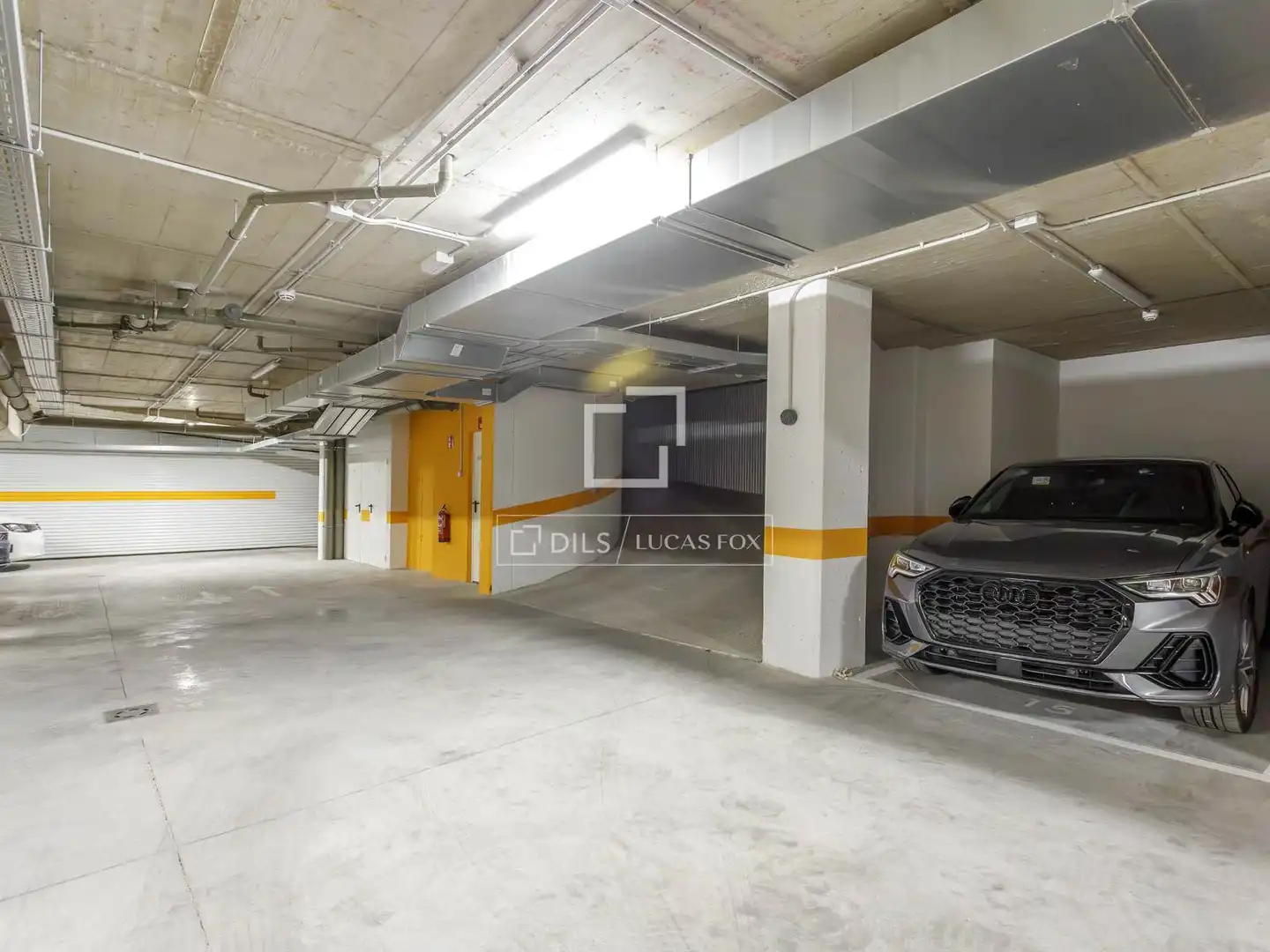 Parking of Flat for rent in Madrid  with Air Conditioner, Heating and Parquet flooring