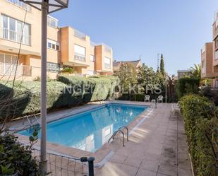 Piscina de Casa adosada en venda en  Madrid Capital amb Aire condicionat, Calefacció i Jardí privat