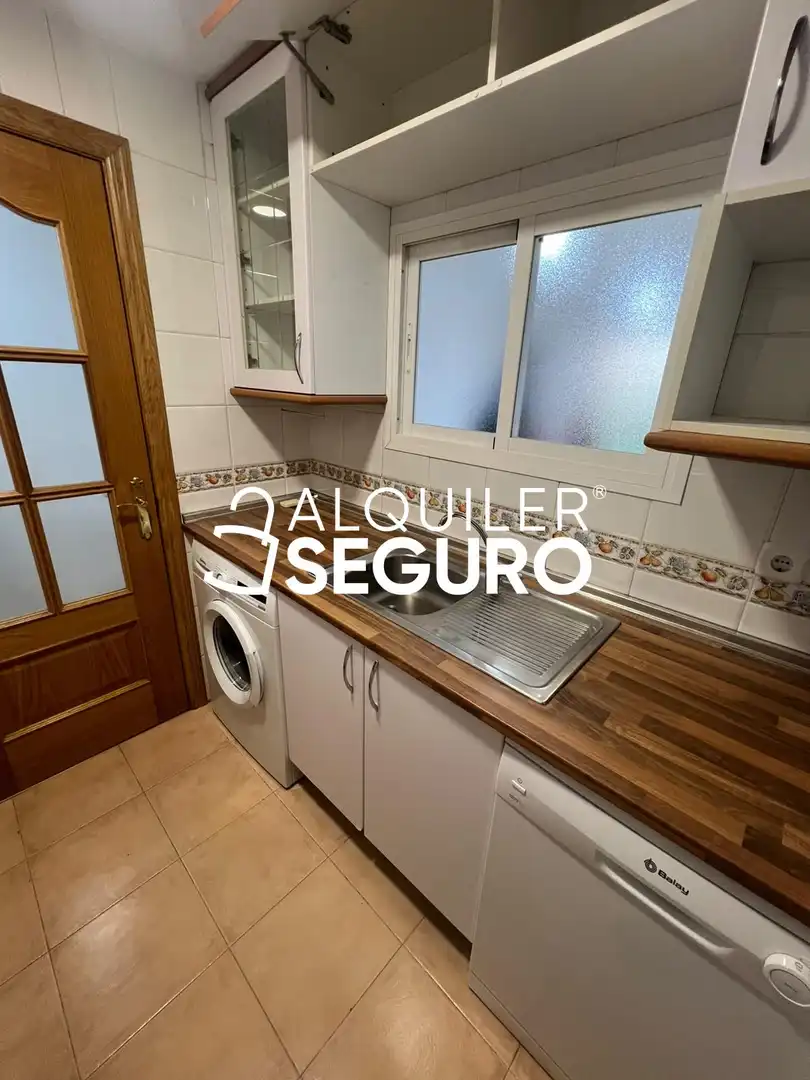Cuina de Pis de lloguer en Madrid amb Aire condicionat i Calefacció