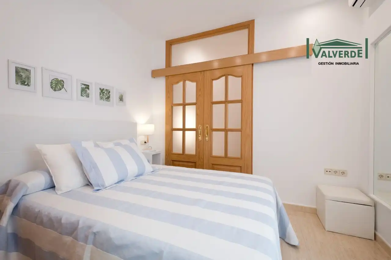 Dormitori de Apartament de lloguer en Granada amb Aire condicionat, Calefacció i Moblat