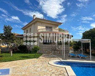 Vista exterior de Casa o xalet en venda en El Vendrell amb Aire condicionat, Jardí privat i Terrassa