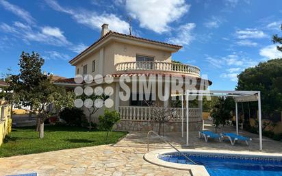 Vista exterior de Casa o xalet en venda en El Vendrell amb Aire condicionat, Terrassa i Piscina