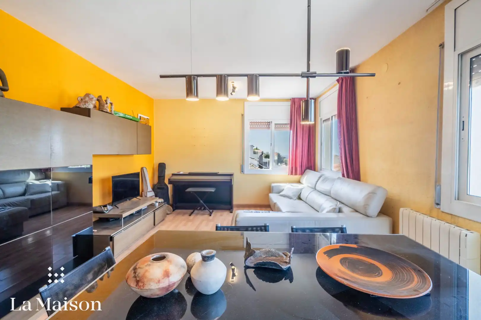 Sala d'estar de Casa o xalet en venda en Arenys de Mar amb Jardí privat, Terrassa i Traster