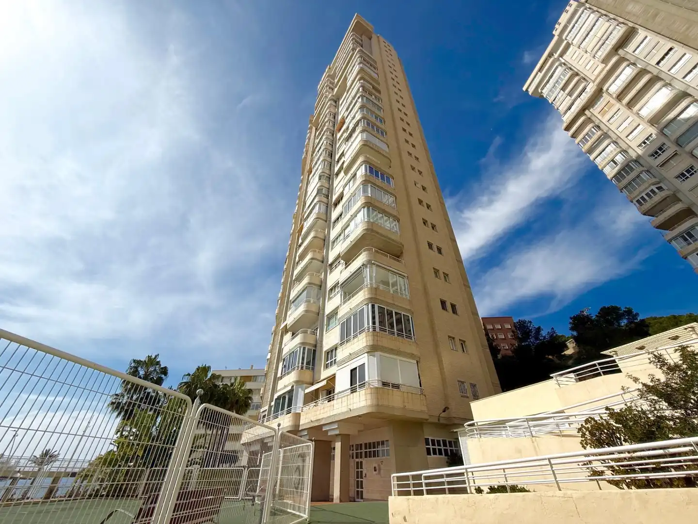 Vista exterior de Apartamento en venta en Benidorm con Aire acondicionado, Jardín privado y Amueblado