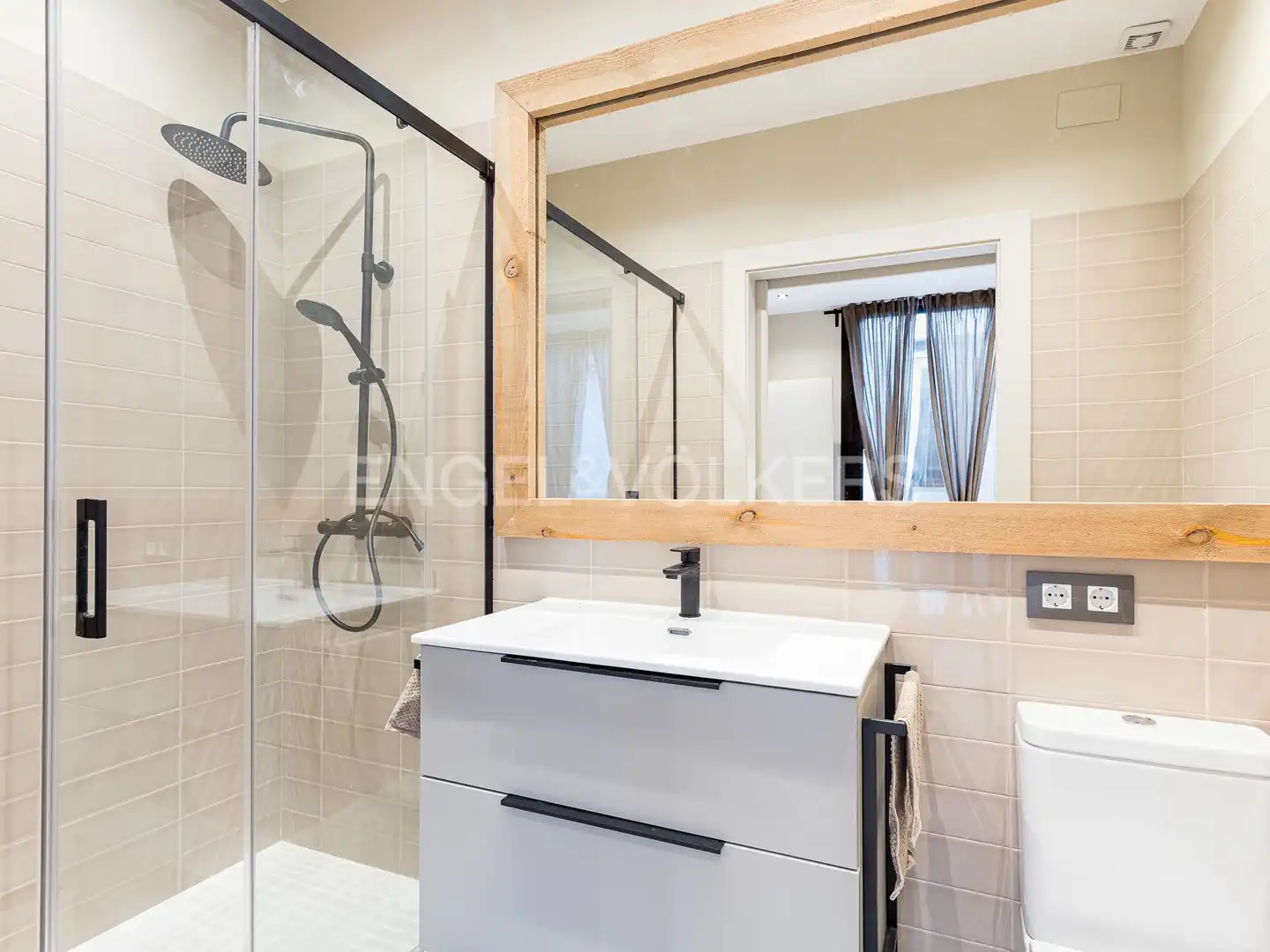 Baño de Piso de alquiler en Barcelona con Aire acondicionado, Calefacción y Parquet