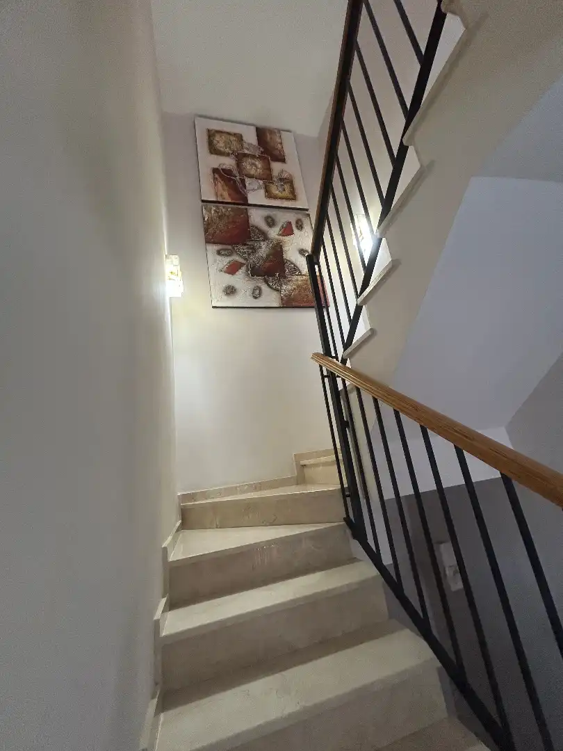 Einfamilien-Reihenhaus zum Verkauf in Alhaurín de la Torre mit Klimaanlage, Privatgarten und Terrasse
