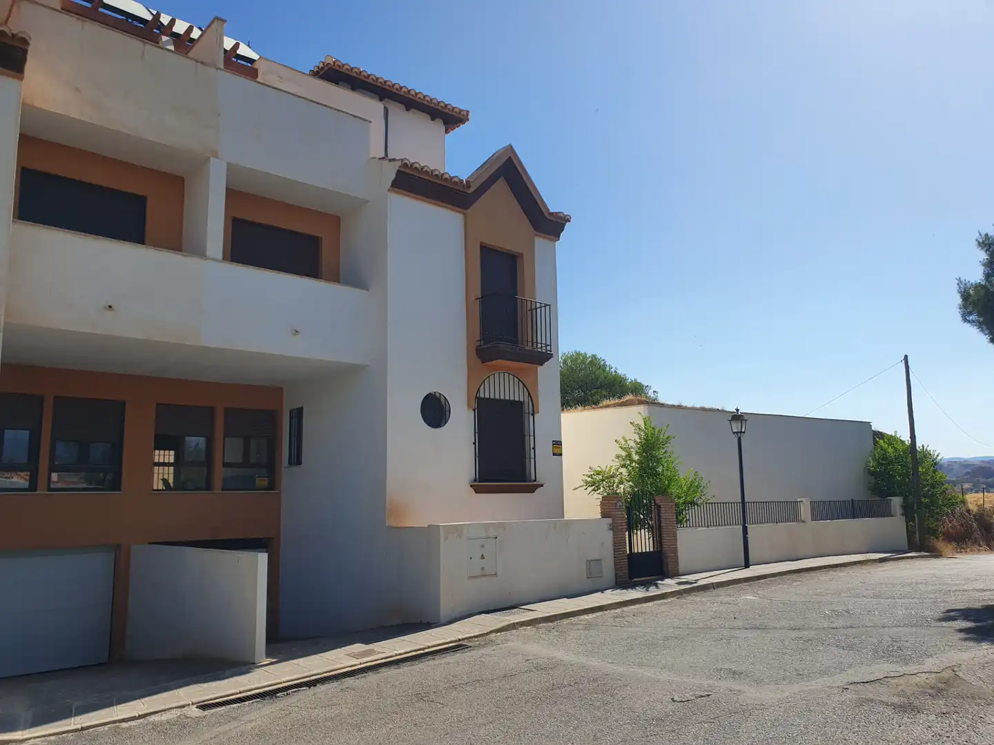 Vista exterior de Casa adosada en venda en Guadix amb Terrassa, Traster i Moblat