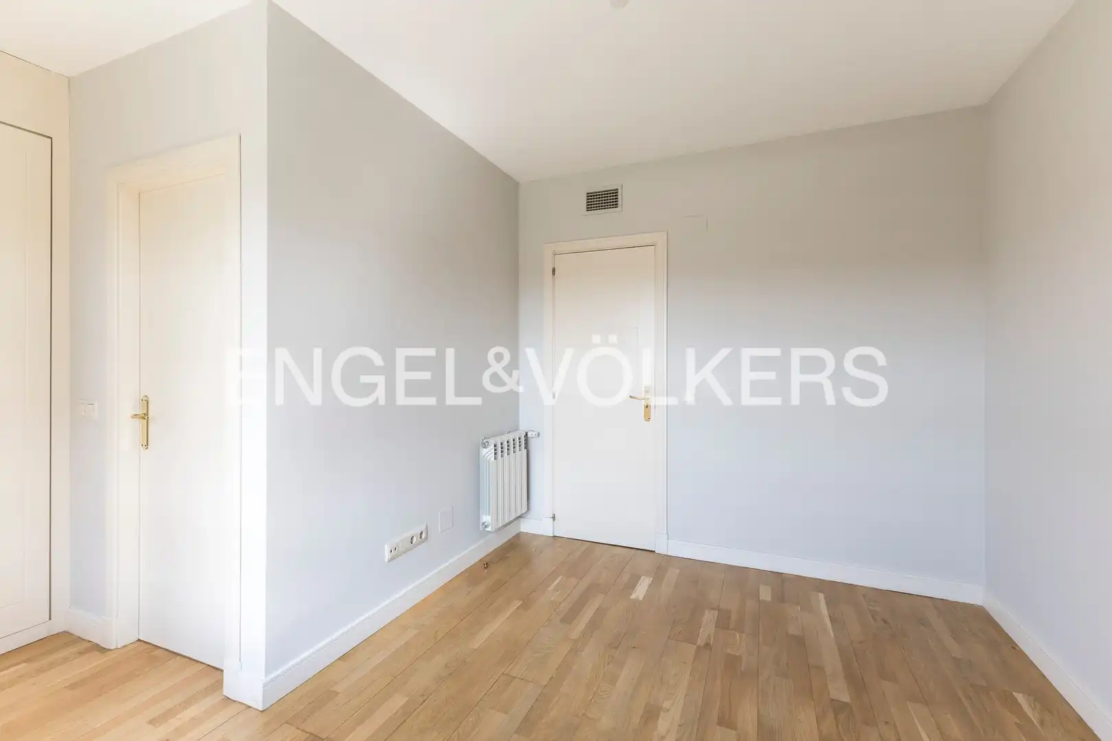 Schlafzimmer von Dachboden zur Miete in Madrid mit Klimaanlage, Heizung und Parkett