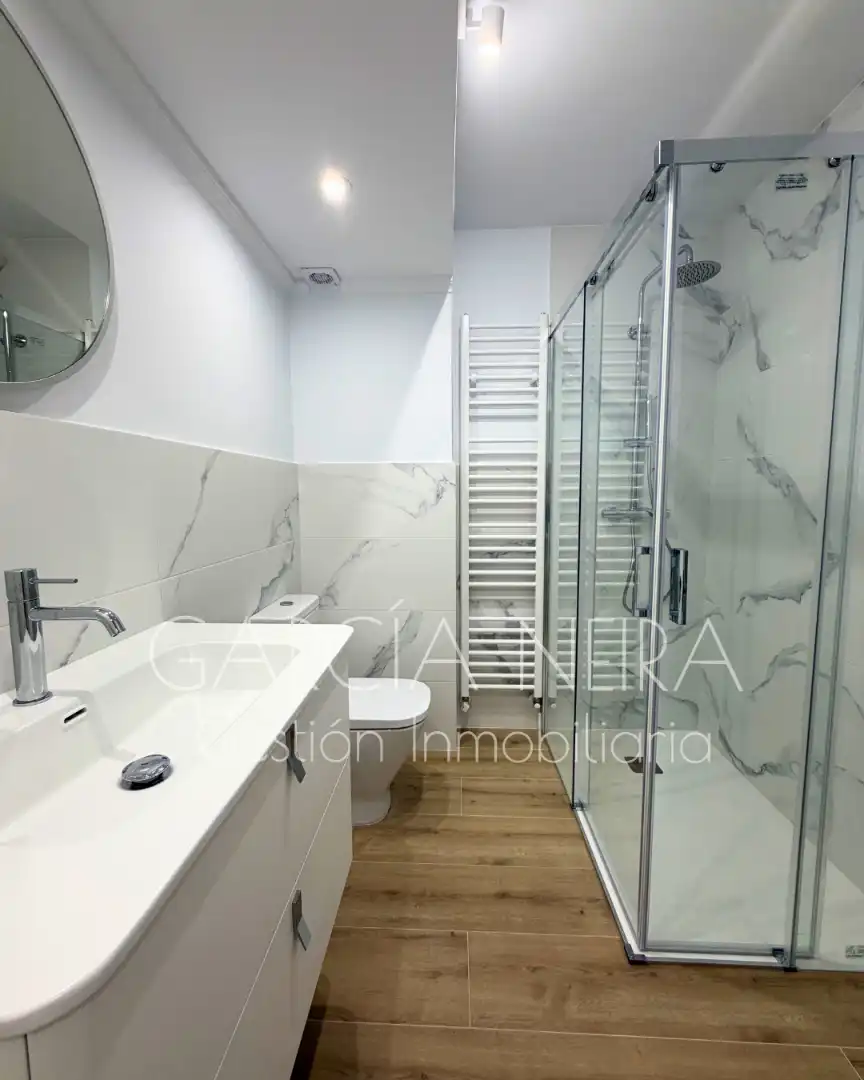 Baño de Piso en venta en Oviedo  con Calefacción y Amueblado