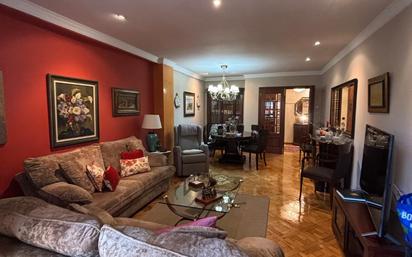 Sala d'estar de Pis en venda en Oviedo  amb Calefacció, Parquet i Terrassa