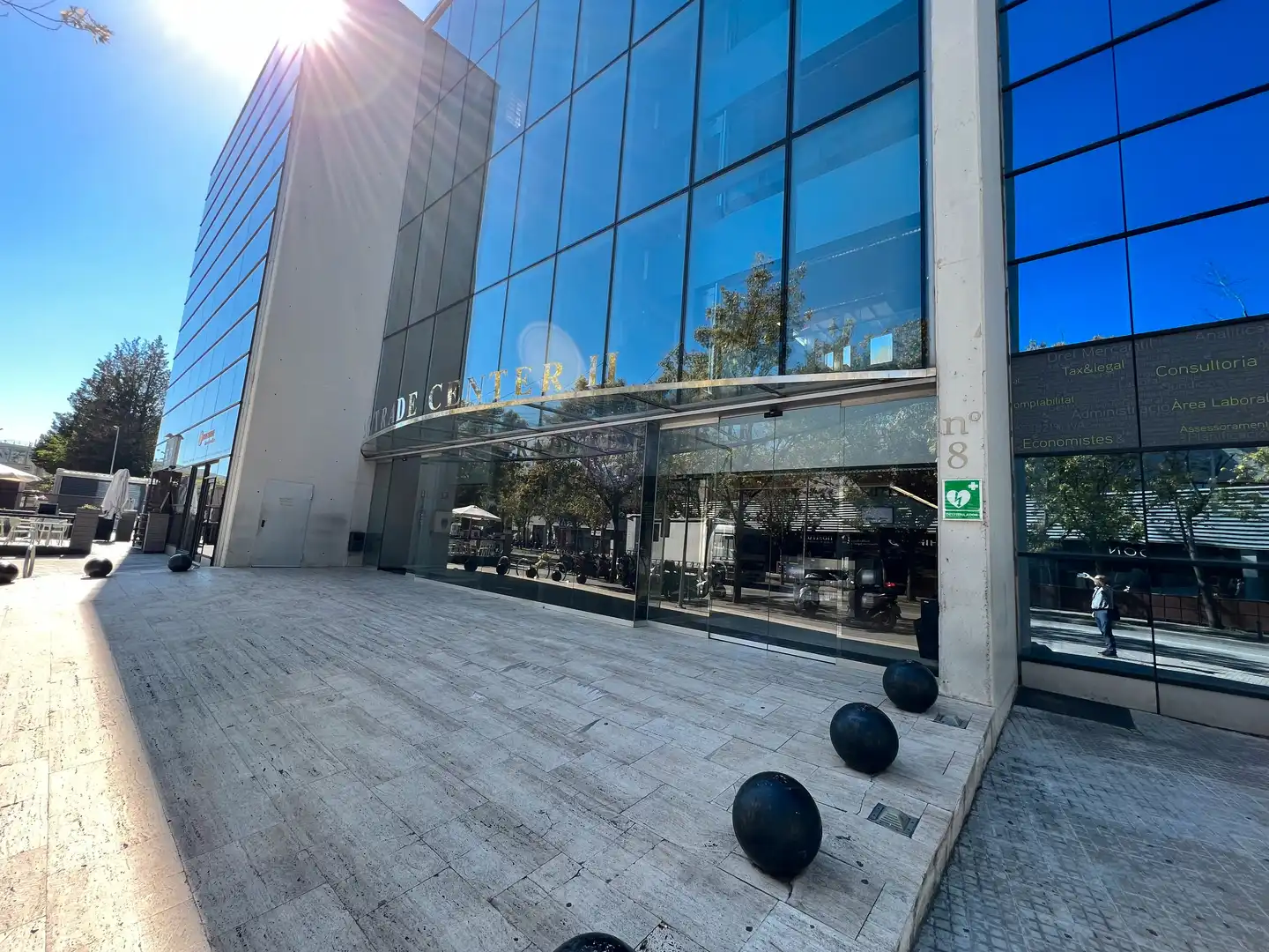 Local comercial en venta en Avinguda Corts Catalanes 5, imagen 2