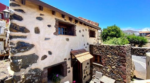 En el HIERRO, en la zona conocida como Isora, a 7km de Valverde, tenemos a la venta esta CASA DEDICADA AL TURISMO RURAL que lleva