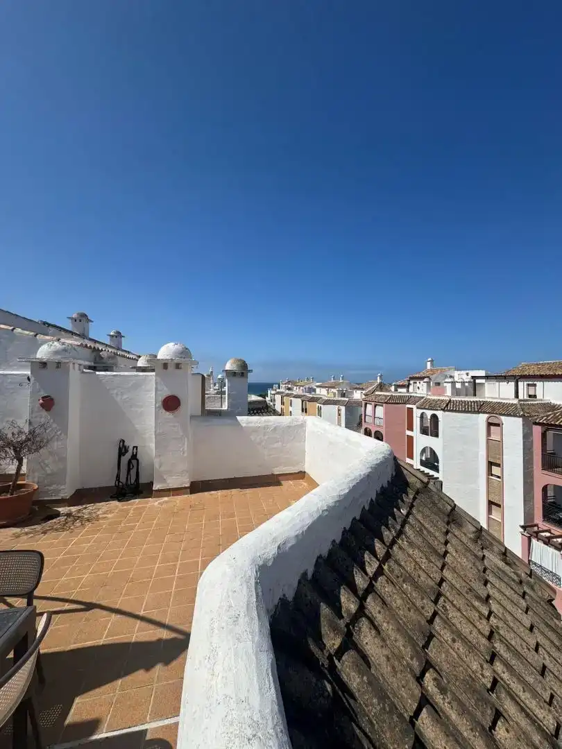 Vista exterior de Àtic en venda en Zahara de los Atunes amb Aire condicionat, Jardí privat i Traster