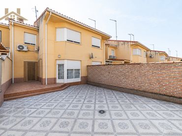 Detached house with balcony for sale in Calle Carmen Martín Gaite 20