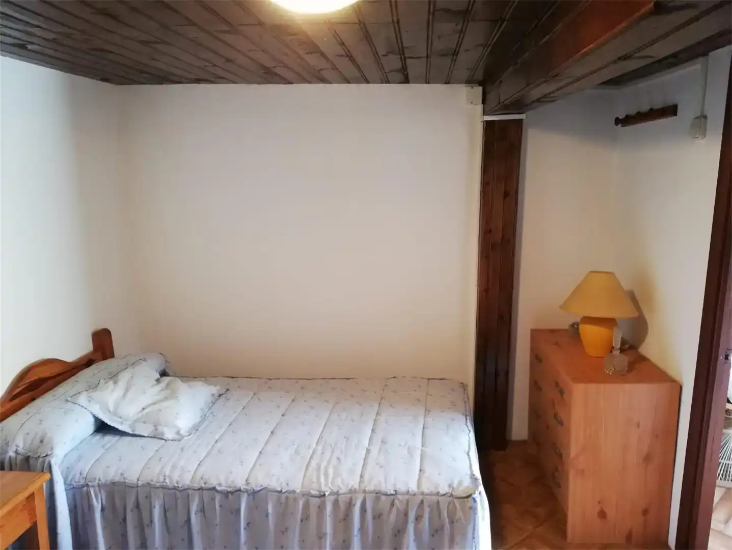Dormitori de Casa adosada en venda en Valle de Manzanedo amb Balcó