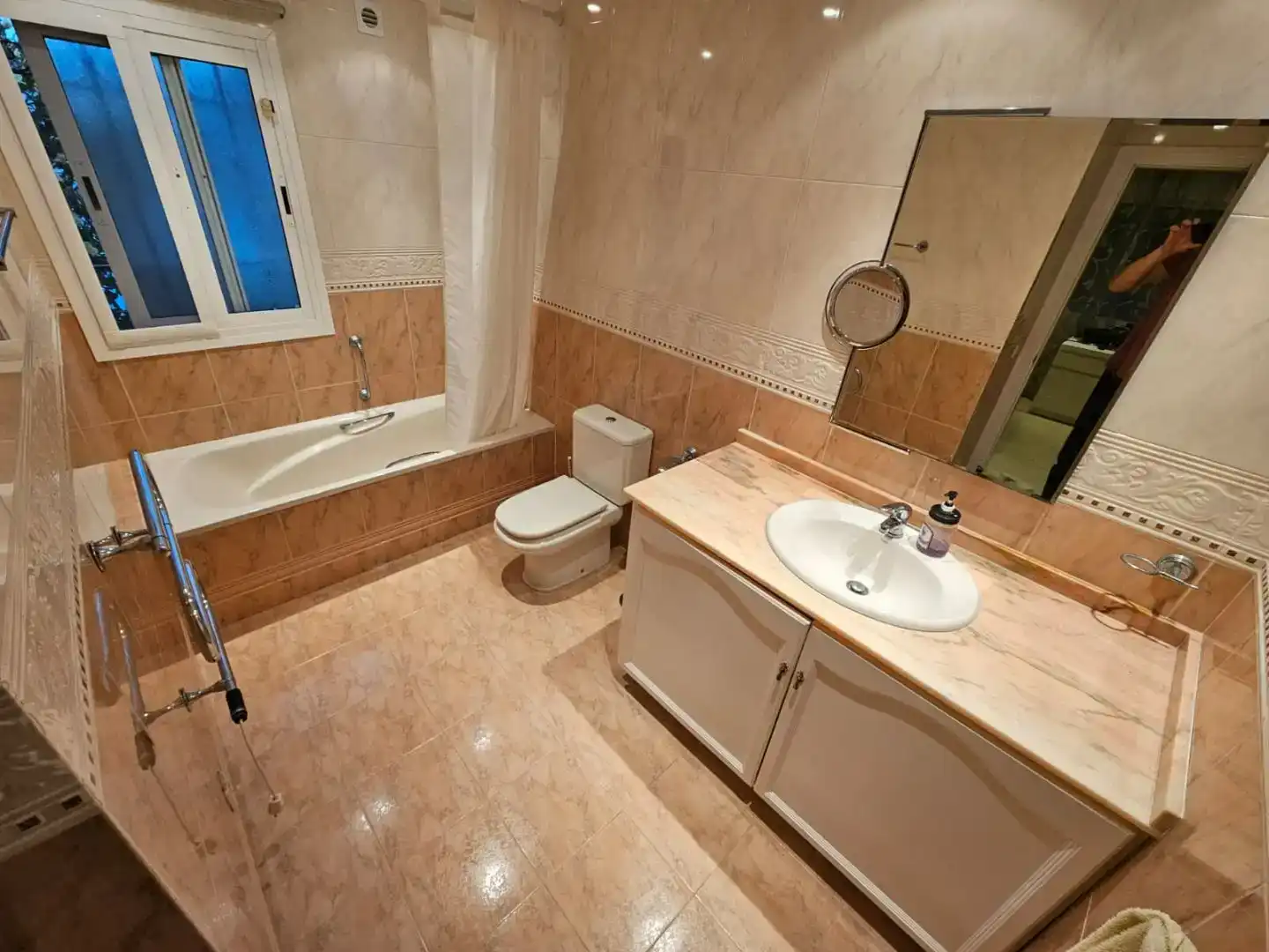 Badezimmer von Wohnung zur Miete in Mijas mit Klimaanlage, Privatgarten und Parkett