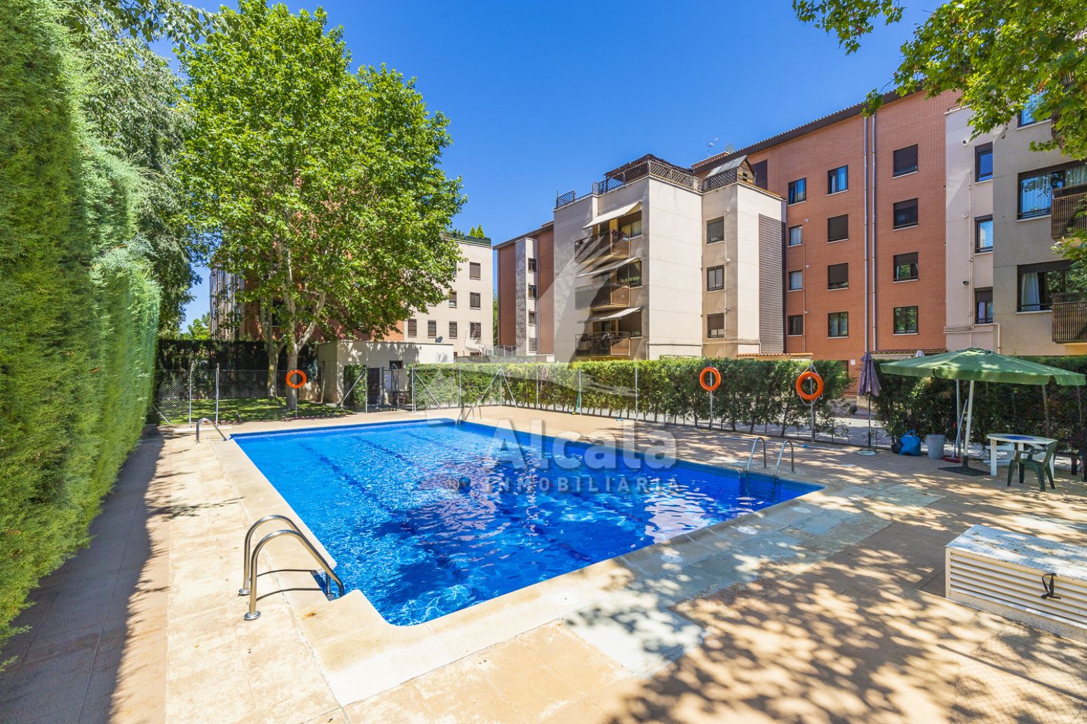 Vista exterior de Àtic en venda en Alcalá de Henares amb Aire condicionat, Calefacció i Terrassa