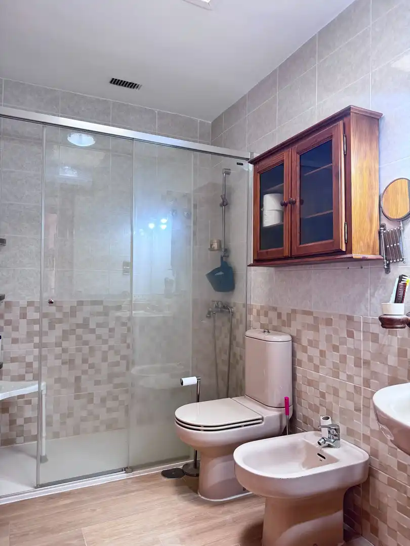 Badezimmer von Einfamilien-Reihenhaus zum Verkauf in Roquetas de Mar mit Klimaanlage