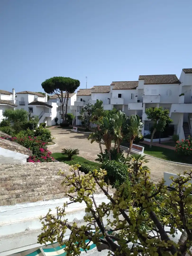 Vista exterior de Casa adosada en venta en Chiclana de la Frontera con Jardín privado y Piscina comunitaria