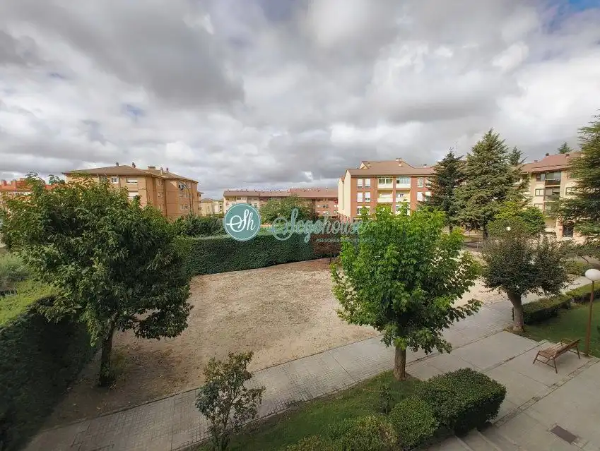 Vista exterior de Piso en venta en Segovia con Calefacción, Terraza y Trastero