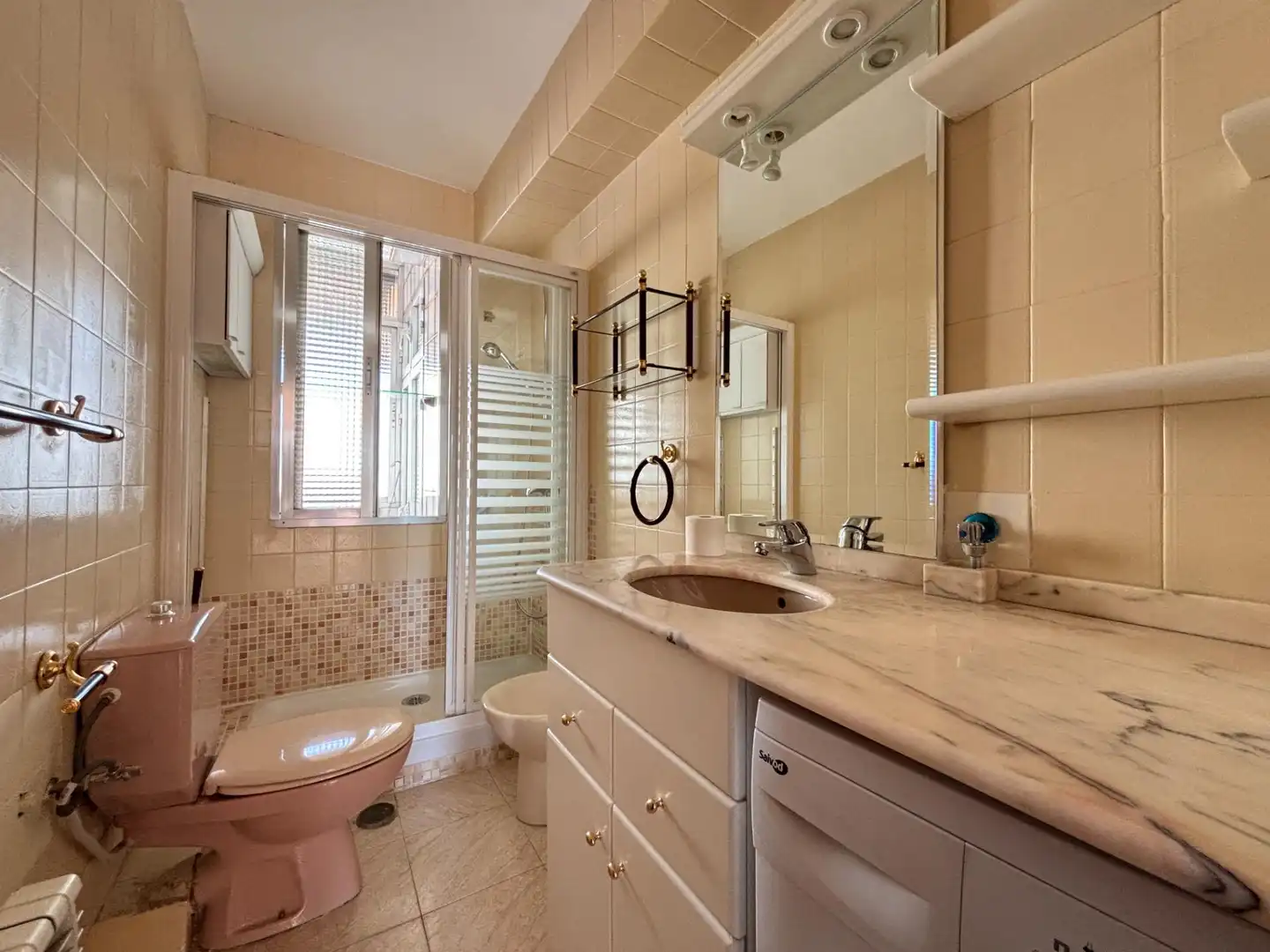 Bathroom of Flat for rent in Madrid  with Heating, Terrace and Alarm