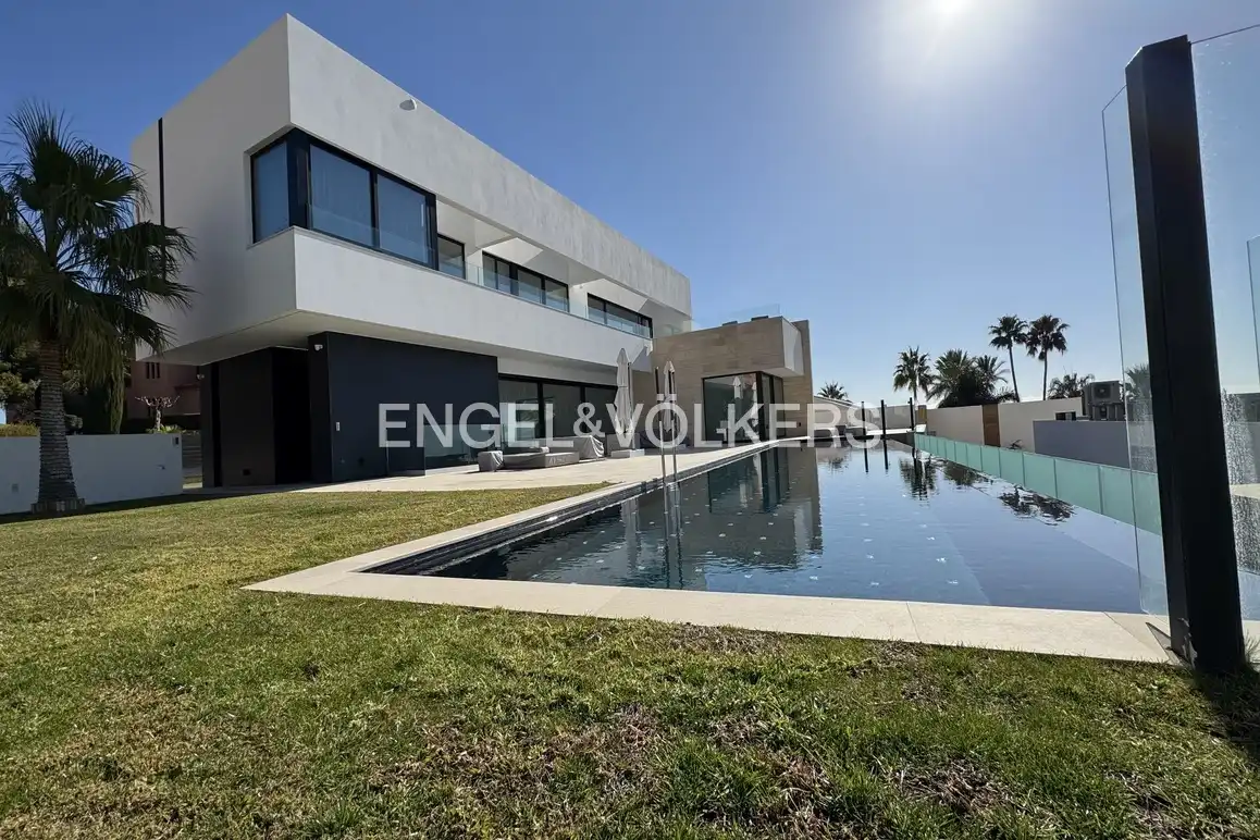 Casa con piscina in vendita a Golf Bahía