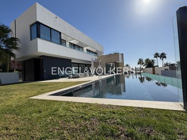 Casa con piscina in vendita a Golf Bahía