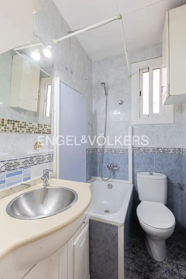 Bathroom of Flat for sale in Barcelona  with Heating, Parquet flooring and Balcony