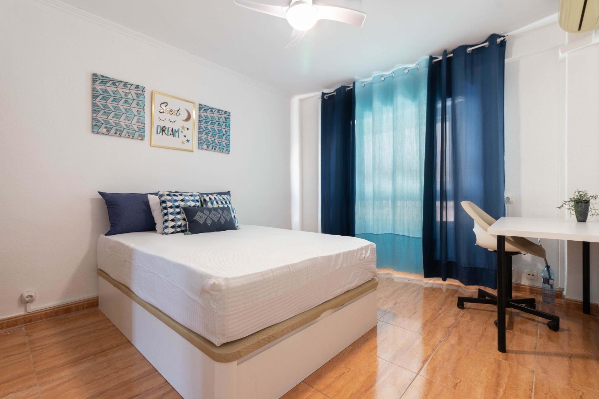 Bedroom of Flat to share in Alicante / Alacant  with Air Conditioner, Heating and Storage room