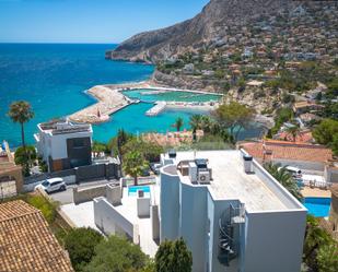 Vista exterior de Casa o xalet en venda en Calpe / Calp amb Aire condicionat, Terrassa i Piscina