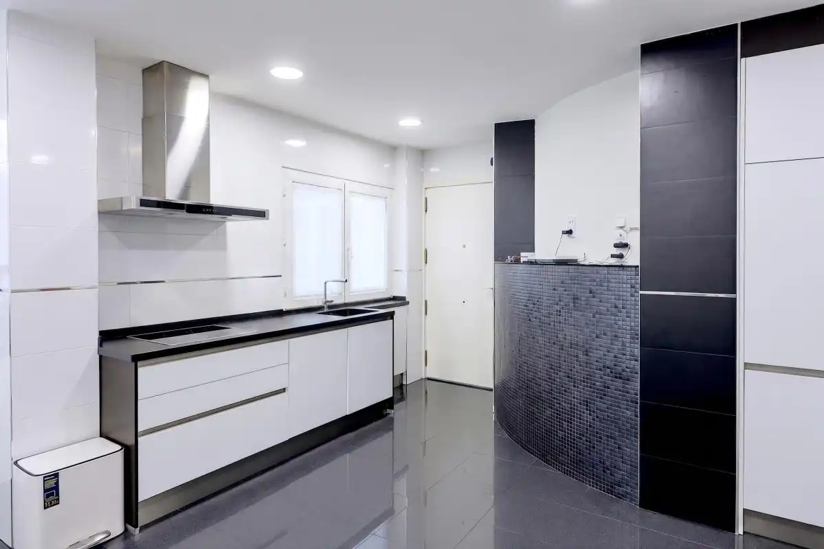 Küche von Wohnung zum Verkauf in Madrid mit Klimaanlage, Heizung und Privatgarten