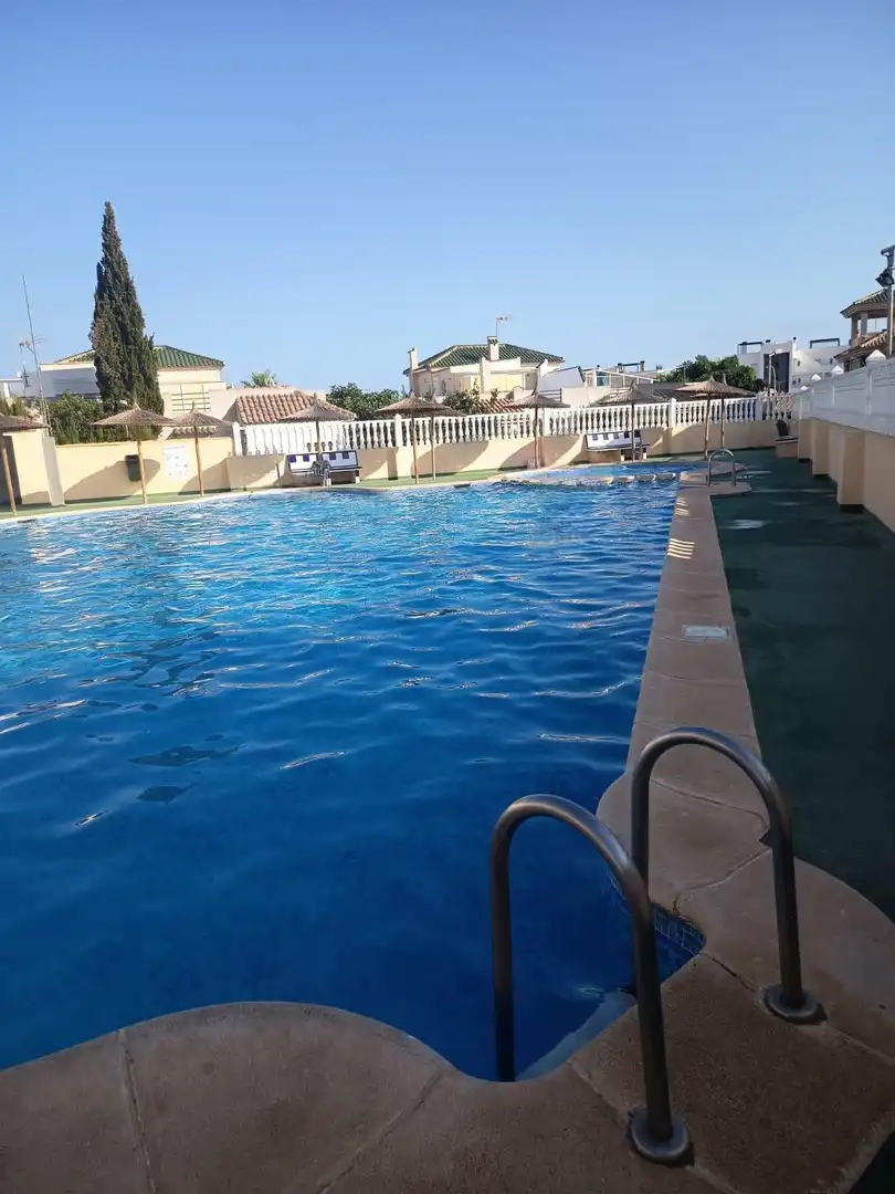 Piscina de Casa adosada en venda en Torrevieja amb Aire condicionat, Calefacció i Jardí privat