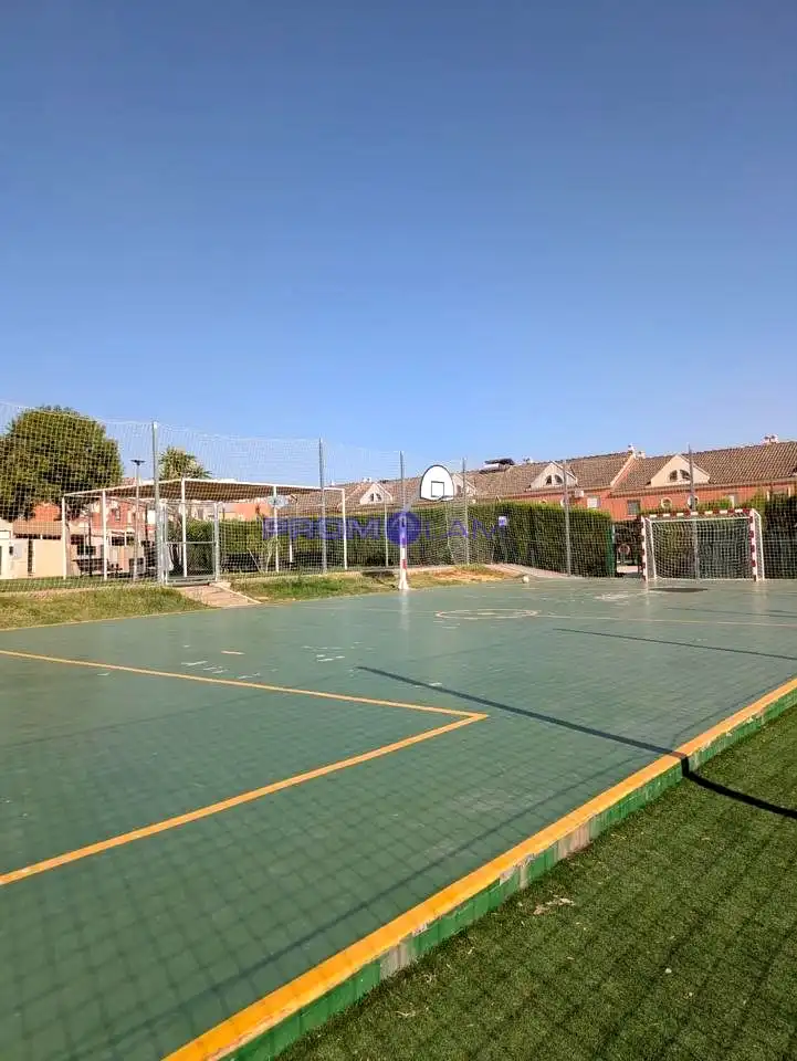 Vista exterior de Casa o xalet en venda en Coria del Río amb Aire condicionat, Terrassa i Piscina