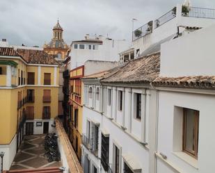 Vista exterior de Pis de lloguer en  Sevilla Capital amb Aire condicionat i Balcó