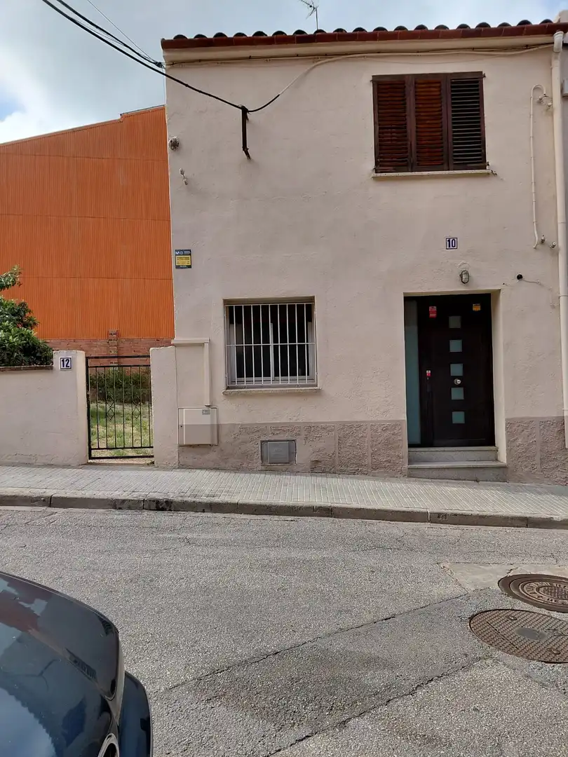 Außenansicht von Einfamilien-Reihenhaus zum Verkauf in Parets del Vallès mit Klimaanlage, Heizung und Privatgarten