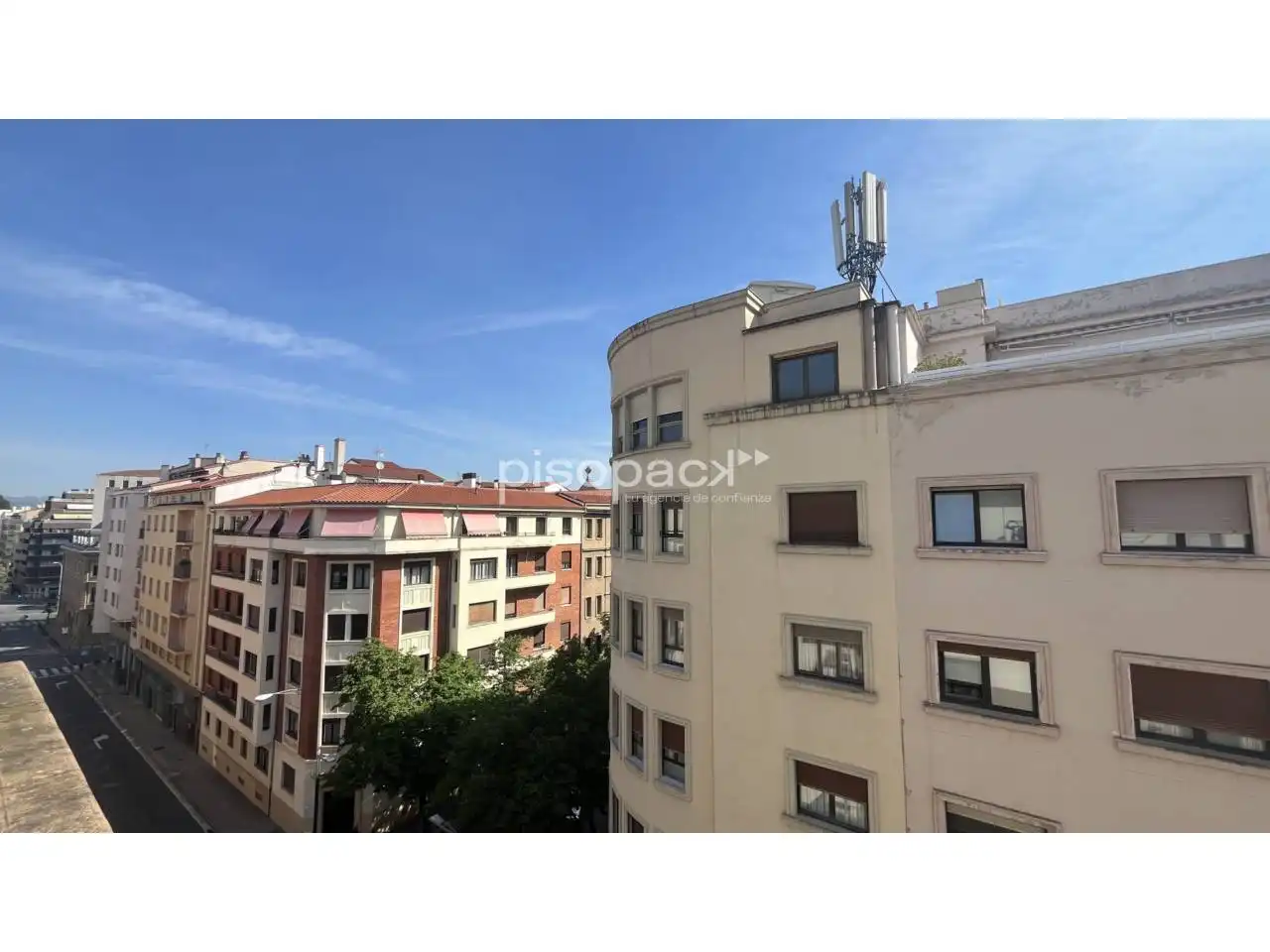 Vista exterior de Pis en venda en  Pamplona / Iruña amb Parquet, Terrassa i Alarma