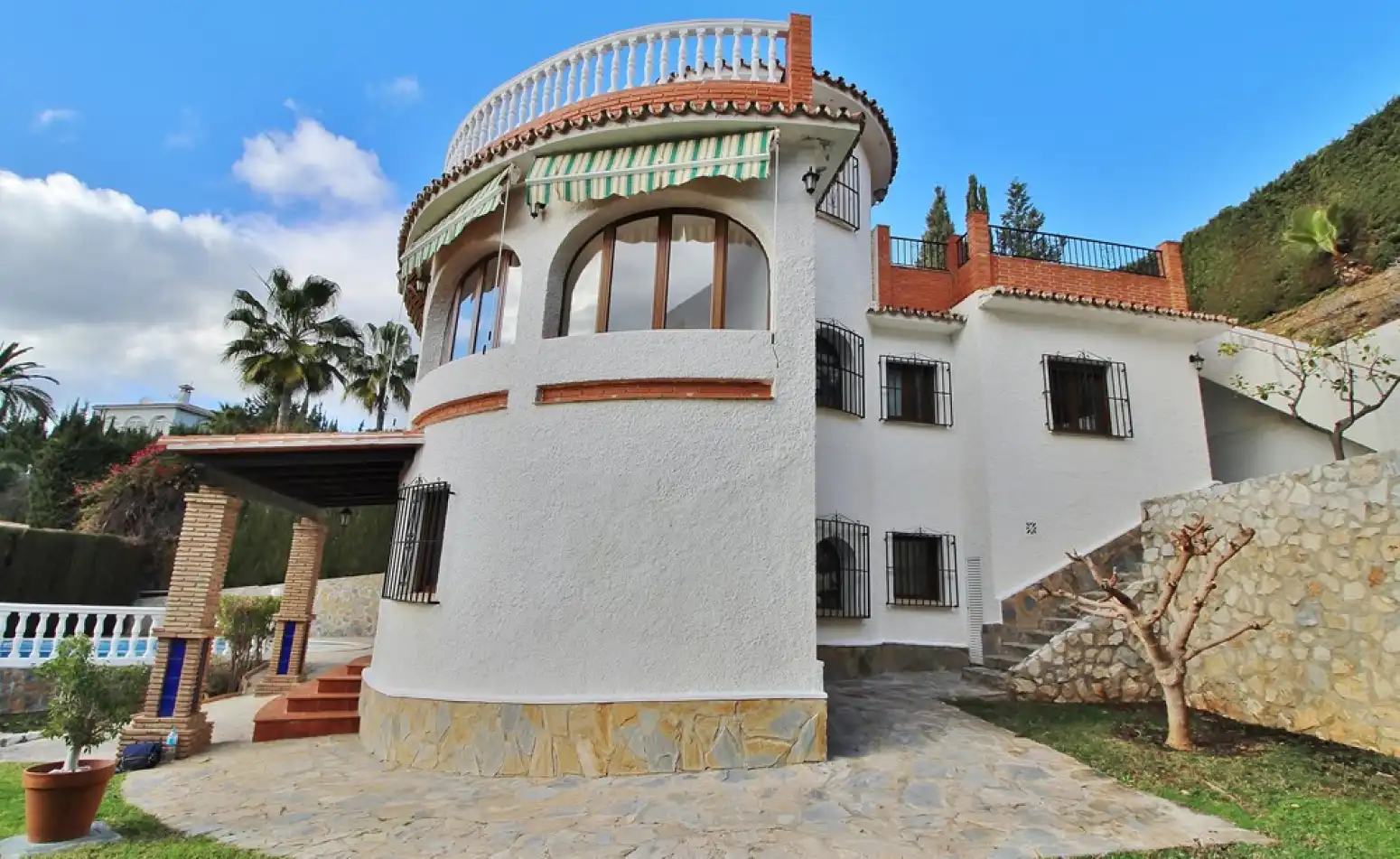 Vista exterior de Casa o xalet en venda en Rincón de la Victoria amb Aire condicionat, Jardí privat i Terrassa