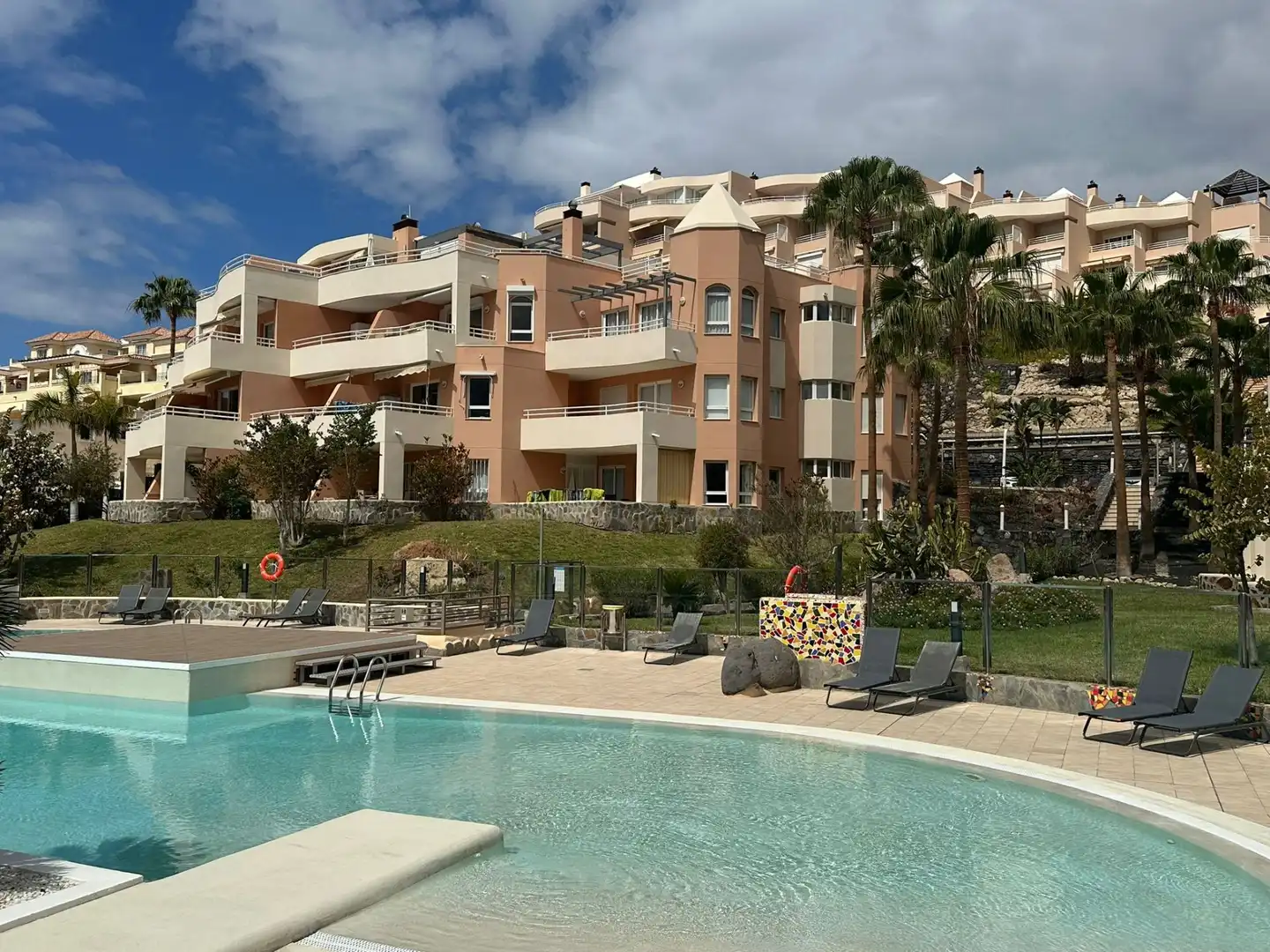 Vista exterior de Apartament en venda en Adeje amb Moblat i Piscina comunitària